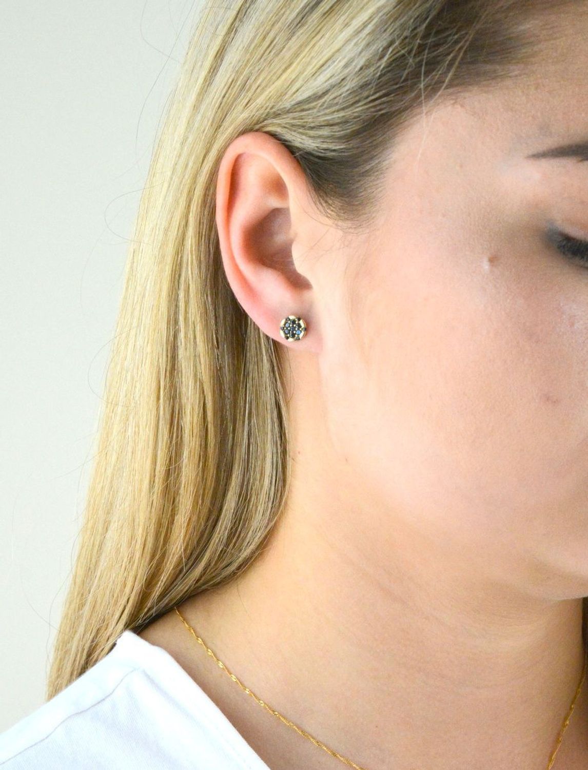 Złote kolczyki okrągłe z czarnymi cyrkoniami KL 9959. Złote kolczyki wkrętki. Złote kolczyki delikatne. Złote kolczyki minimalistyczne. Złote kolczyki z cyrkoniami. Złote kolczyki damskie. Kolczyki wkrętki.jpg